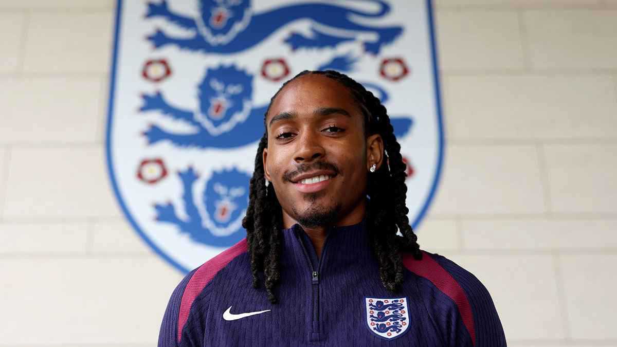 "إيماني سر قوتي".. أول لاعب مسلم يمثل إنجلترا يتحدث عن اللحظة التاريخية