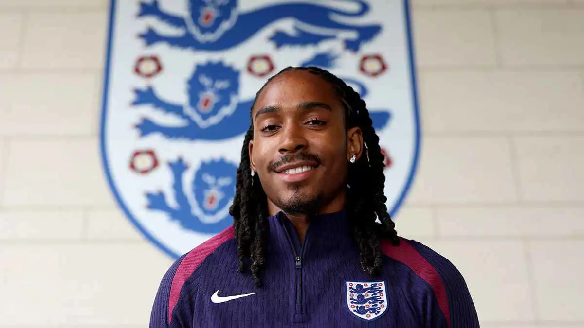 "إيماني سر قوتي".. أول لاعب مسلم يمثل إنجلترا يتحدث عن اللحظة التاريخية