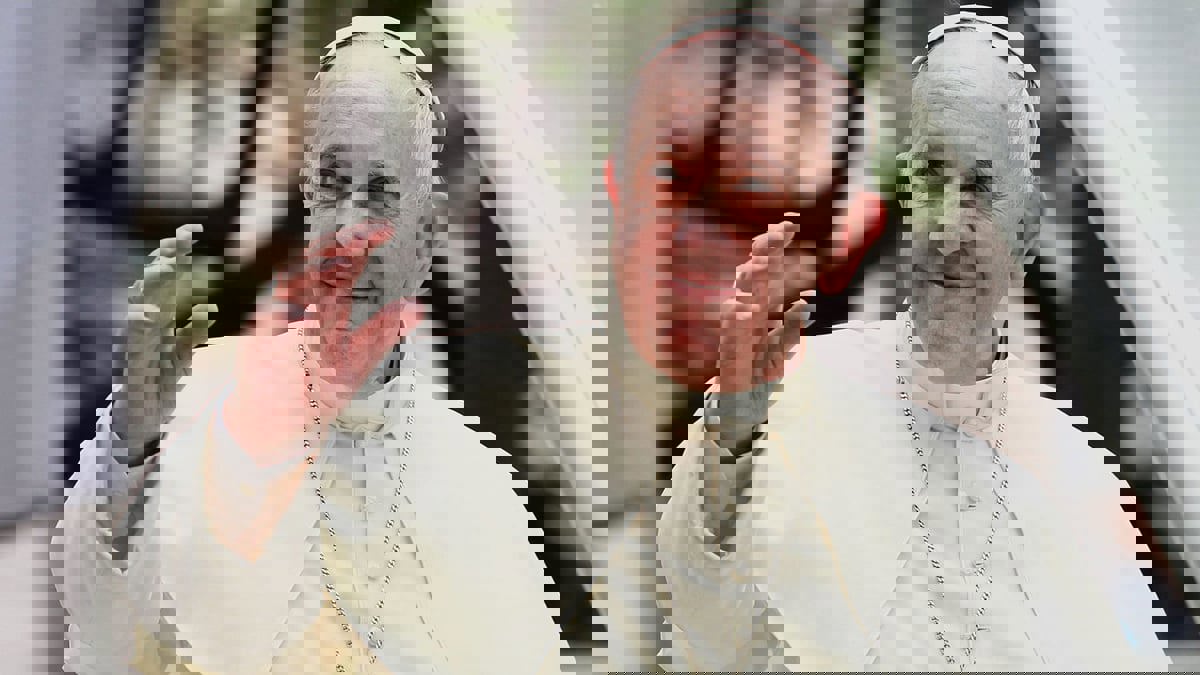 البابا فرنسيس مازحًا: أحتاج جرعة من "التكيلا" لأتحمل ألم ركبتي