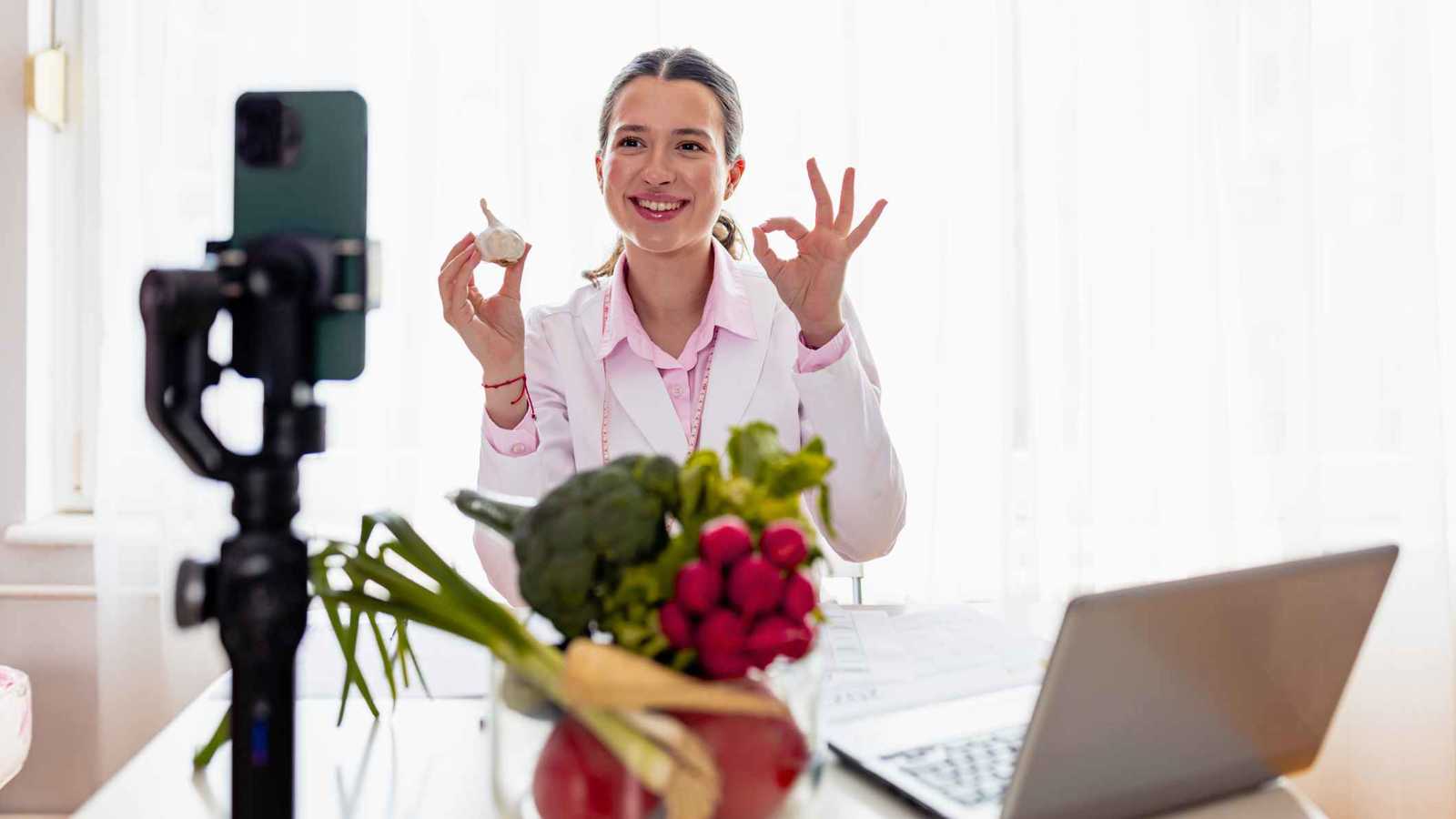 هل نصائح التغذية على إنستغرام وتيك توك موثوقة؟ إليك ما يقوله العلم