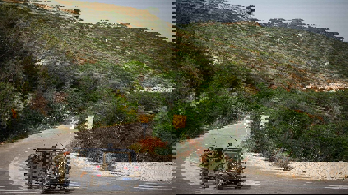 استفزازات متبادلة و"حرب لافتات" بين حزب الله وإسرائيل (صور)