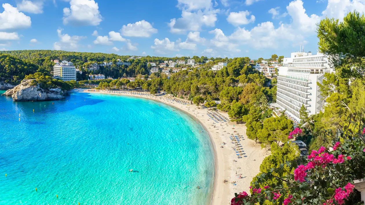 "مينوركا" الإسبانية.. وجهة شتوية بمناخ معتدل وطبيعة خلابة (صور)