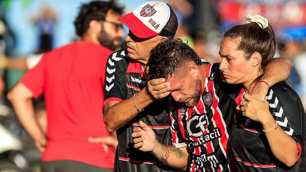 نادٍ أرجنتيني يحظر مشجعًا مدى الحياة ألقى مقذوفًا على لاعب منافس