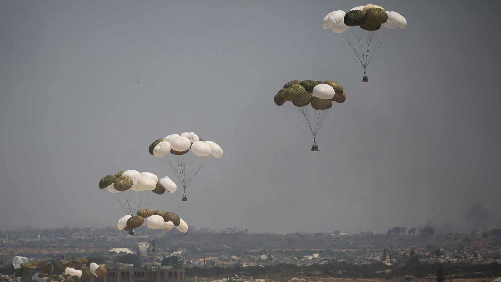 الإمارات تعلن تنفيذ الإنزال الجوي الـ80 للمساعدات في غزة