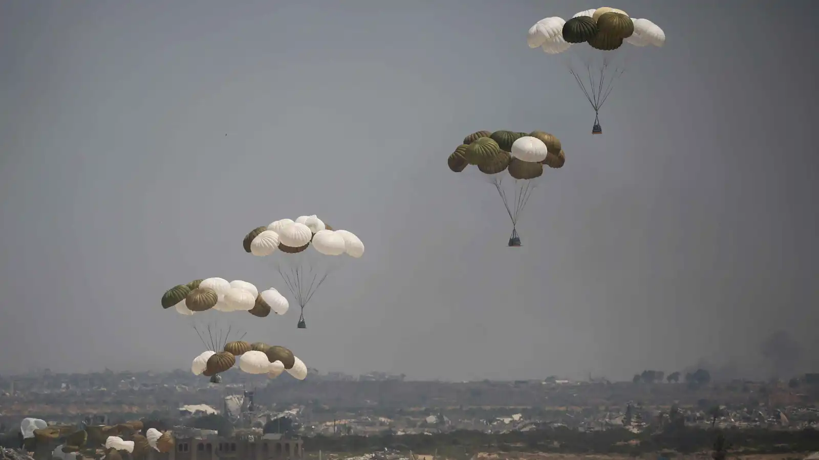 الإمارات تعلن تنفيذ الإنزال الجوي الـ80 للمساعدات في غزة