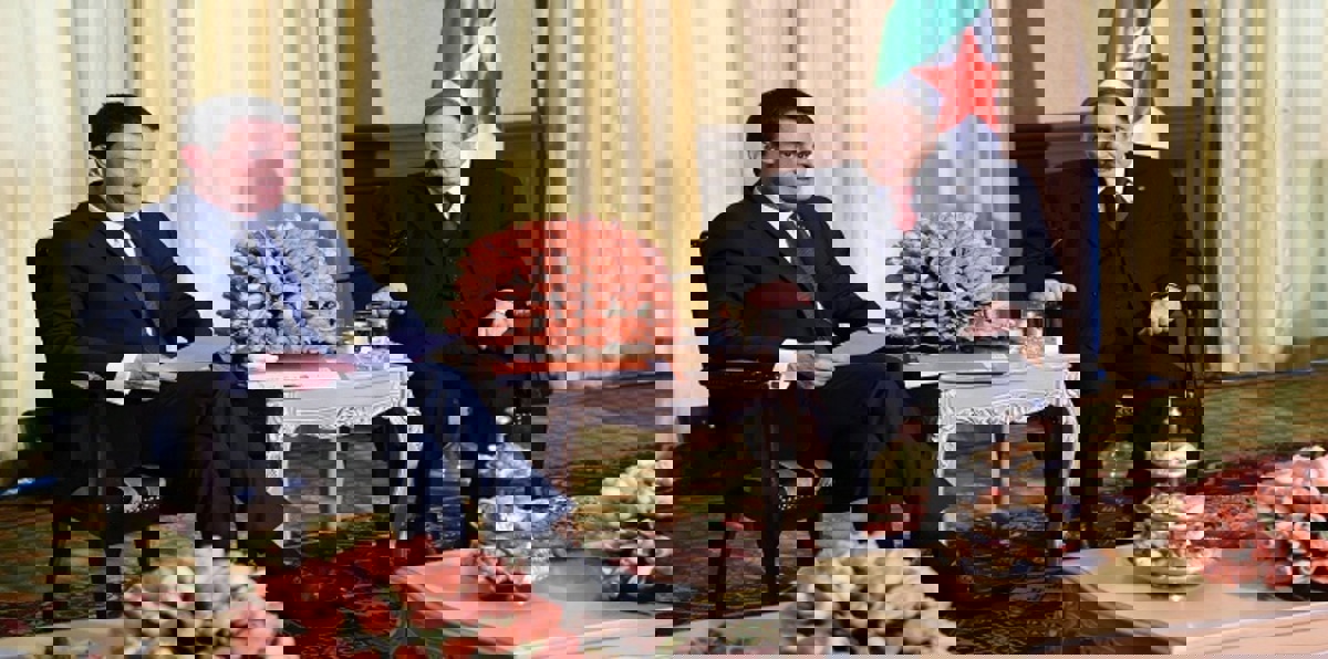 باريس تتجاهل التوتر مع الجزائر بعد صورة فالس وبوتفليقة