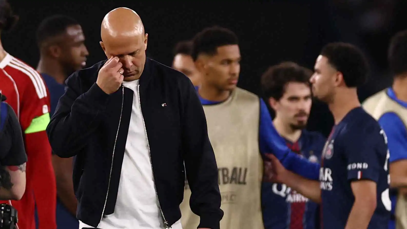 أهان صلاح وعليه الرحيل.. ردود فعل ناريه تجاه سلوت بعد خسارة ليفربول