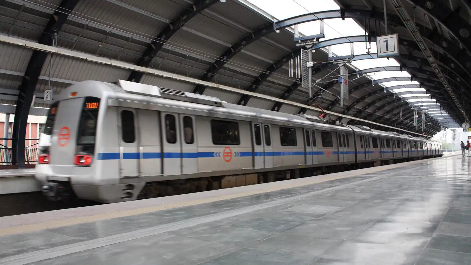 نجاة امرأة بعد سقوطها مرتين أثناء صعودها القطار (فيديو)