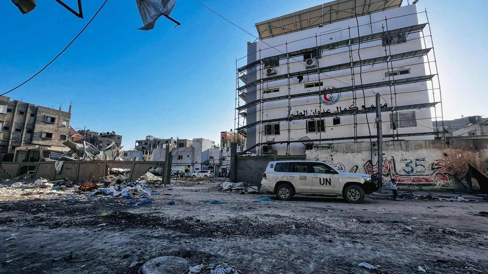 الجيش الإسرائيلي يقتحم مستشفى كمال عدوان ويطرد المرضى