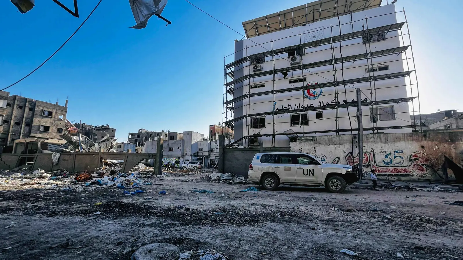 الجيش الإسرائيلي يقتحم مستشفى كمال عدوان ويطرد المرضى