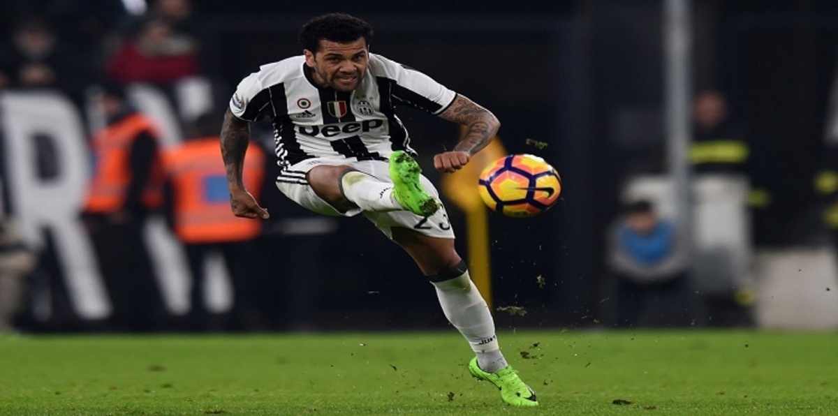 داني ألفيس يسعى لرد اعتباره أمام برشلونة