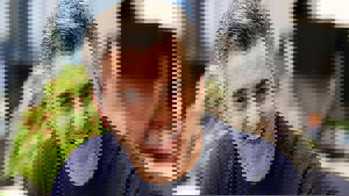 تقرير: السلطات الإيرانية دفنت "سرًا" جثة صحفي معارض توفي في الخارج