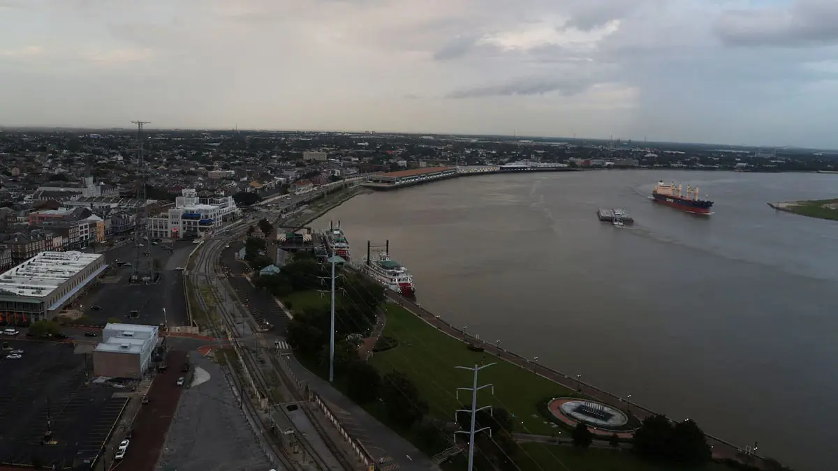 انخفاض مستوى المياه في المسيسيبي يهدد حركة التجارة