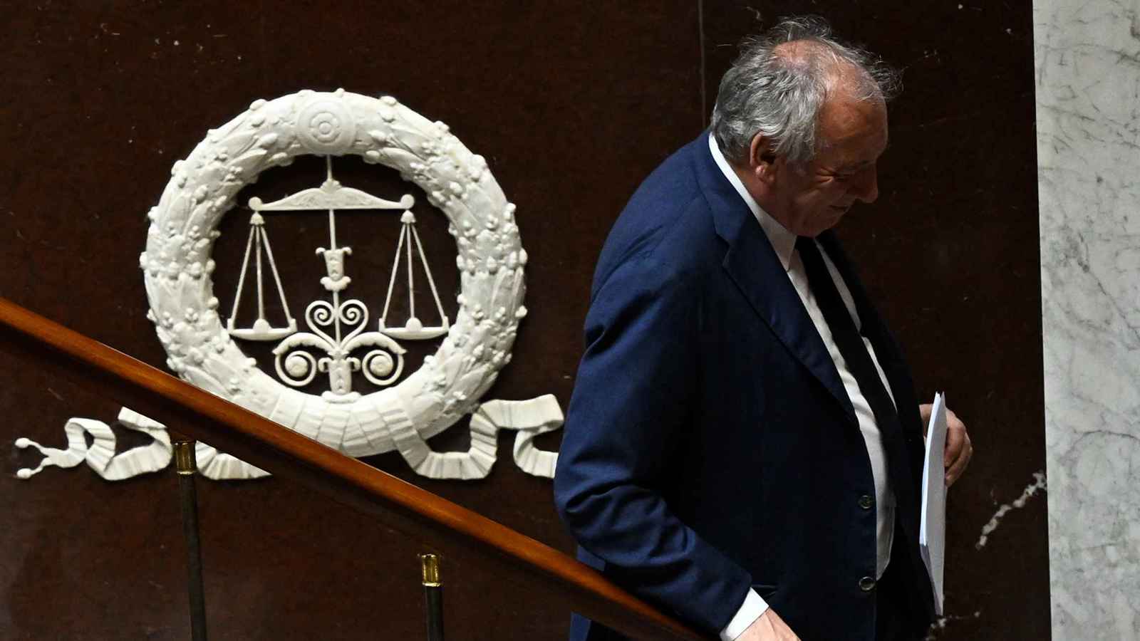 لوح بإسقاط الحكومة.. اليمين المتطرف الفرنسي يبدأ استعداده لانتخابات مبكرة