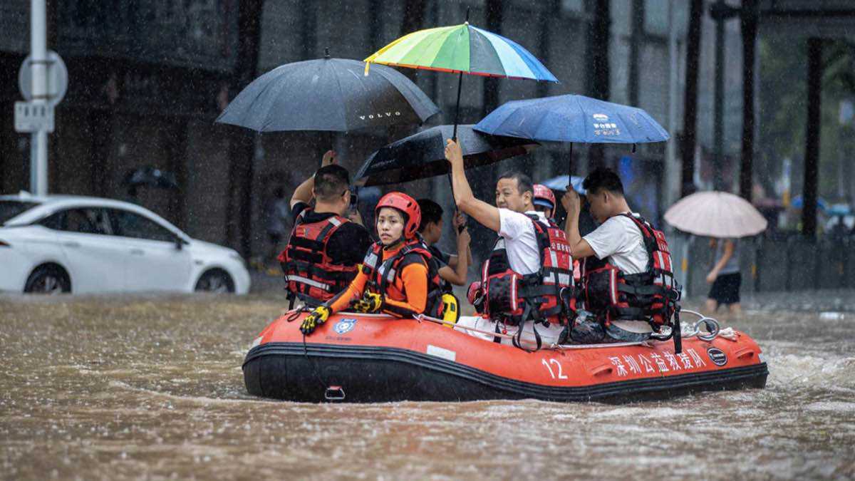 أمطار غزيرة تُغرق شمال الصين وتجبر الآلاف على النزوح
