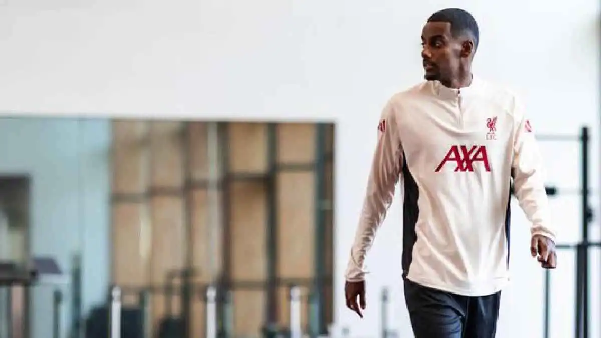 أولهم محمد صلاح.. إيزاك يرعب 5 نجوم في ليفربول