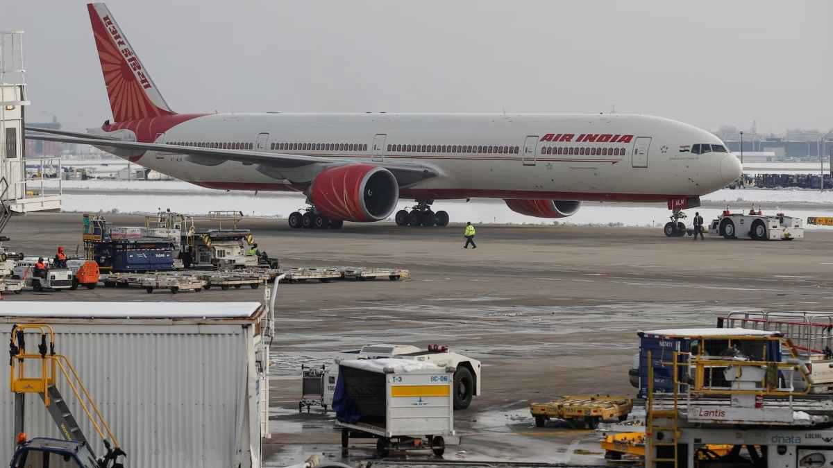 طائرة بوينغ 777 تهبط اضطراريا بعد عطل في المحرك