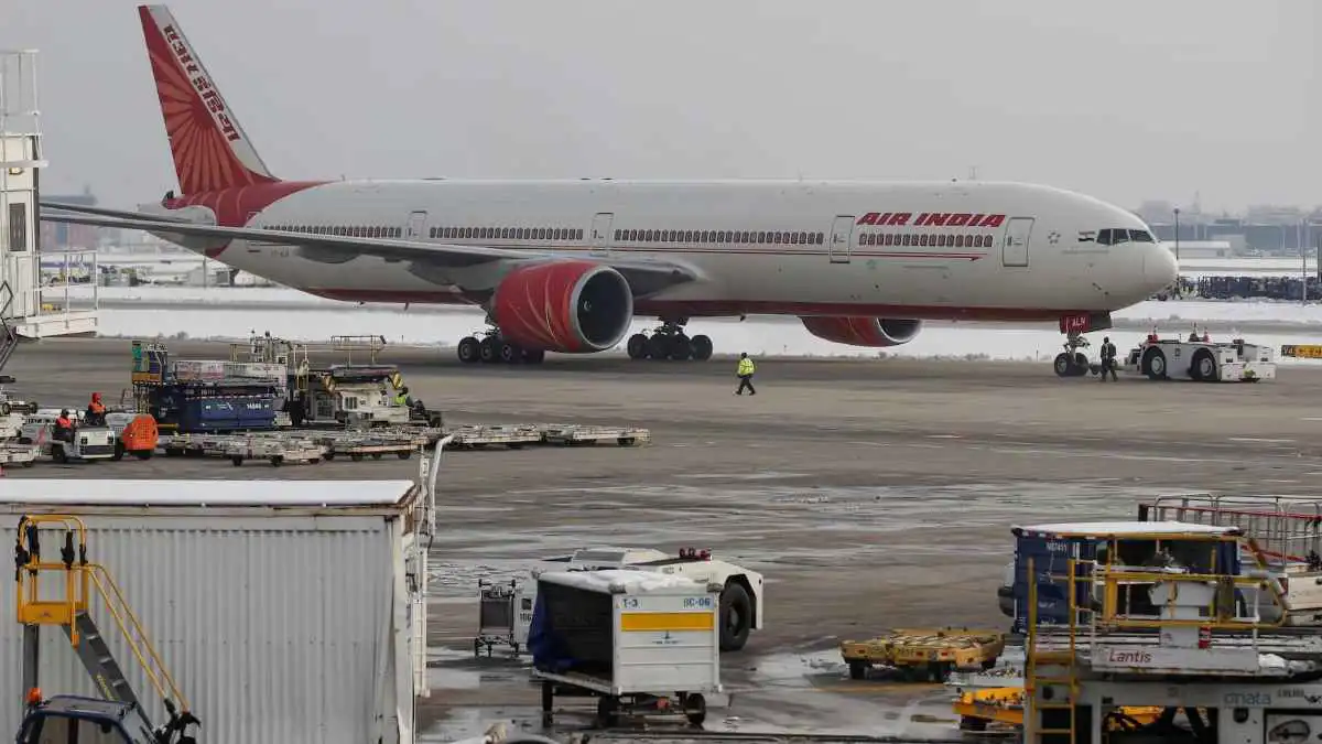 طائرة بوينغ 777 تهبط اضطراريا بعد عطل في المحرك