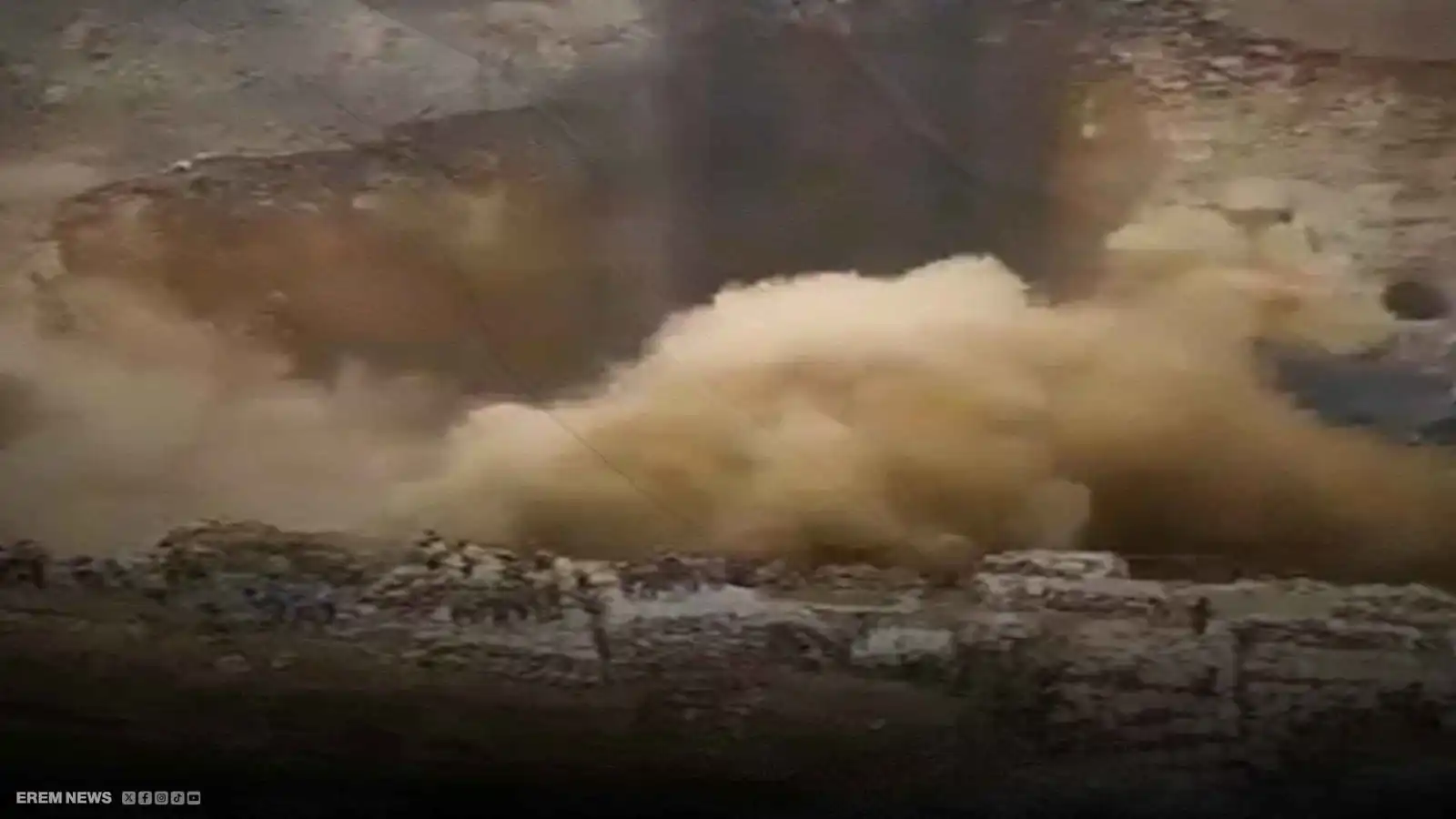 صراخ تحت الطين.. انهيار منجم ذهب يبتلع أكثر من 100 عامل (فيديو)