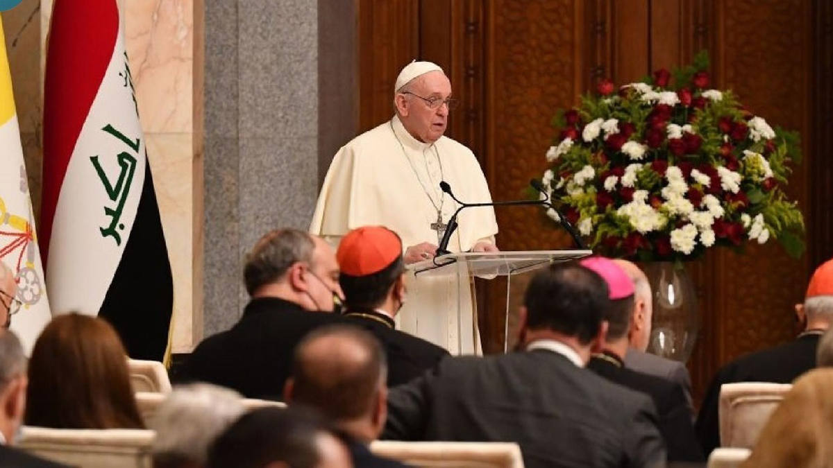 الرئيس العراقي يقدم منحوتة "آلام المسيح" هدية لبابا الفاتيكان (صور)