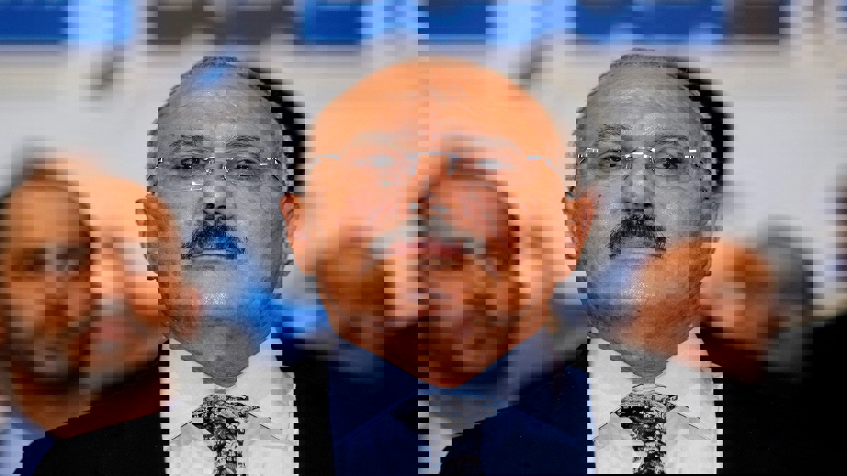 "حوثي" يتجول بسيارة الرئيس صالح في شوارع صنعاء (صورة) ‎