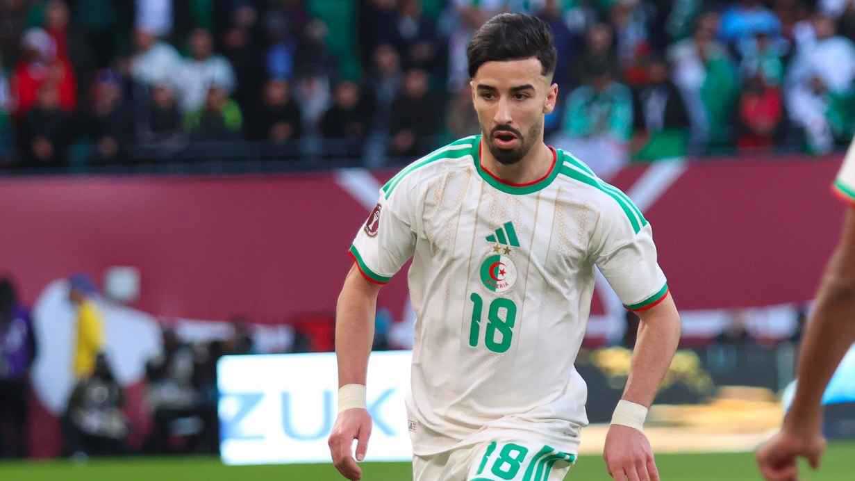 أول ردّ من أمين عمورة بعد اتهامه بالسخرية من مشجع الكونغو الديمقراطية (صورة) 