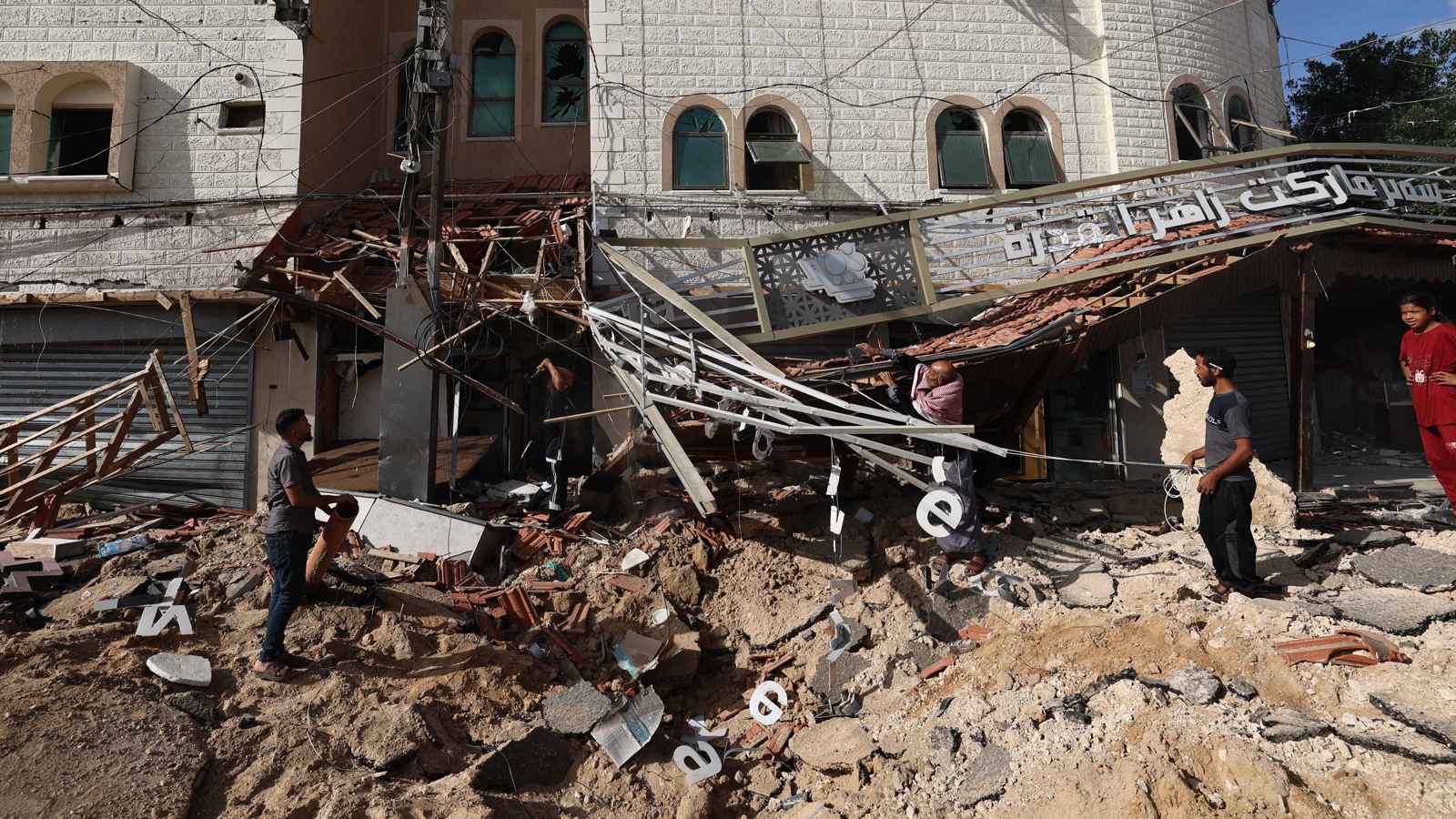 عشرات القتلى بغارات إسرائيلية على غزة