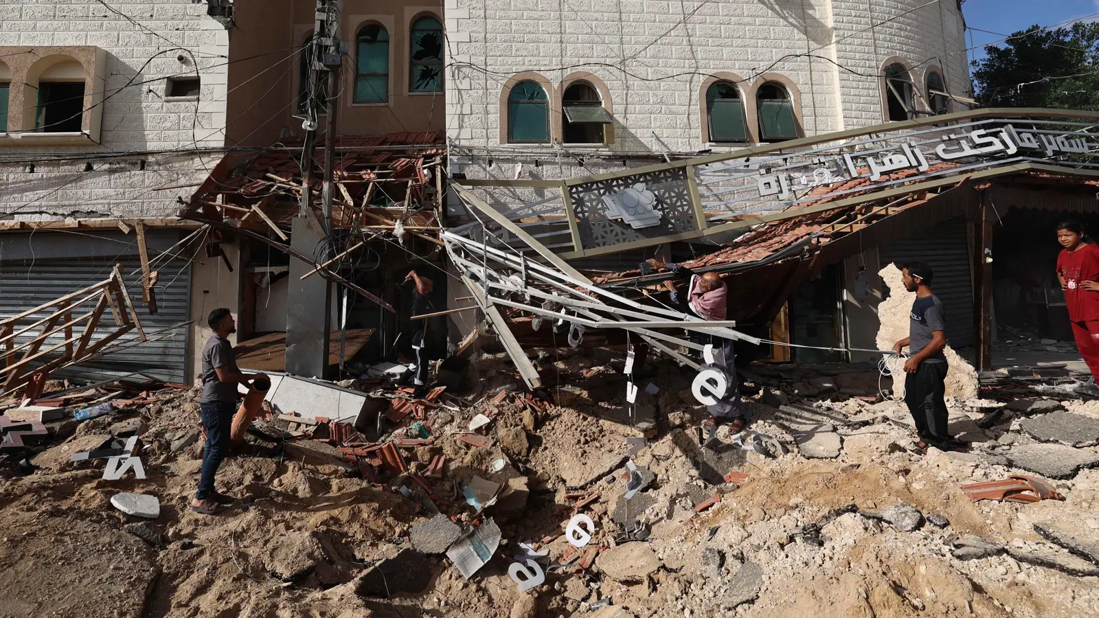 عشرات القتلى بغارات إسرائيلية على غزة