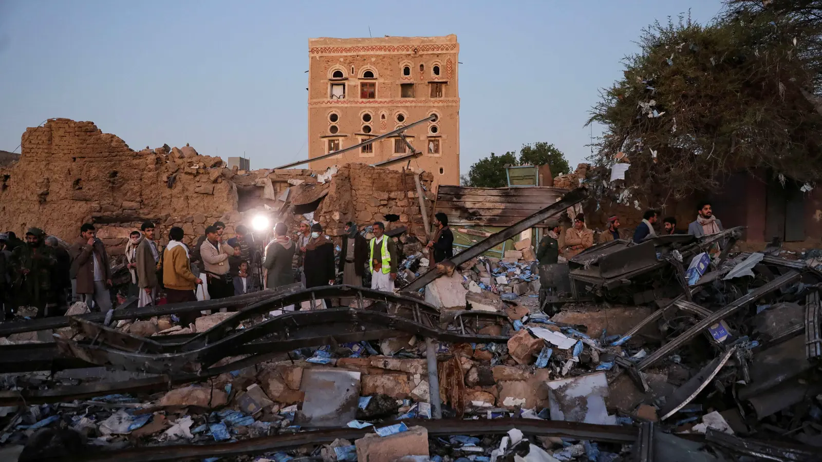 استهدفت مخازن وثكنات حوثية.. غارات أمريكية جديدة على صنعاء والحديدة