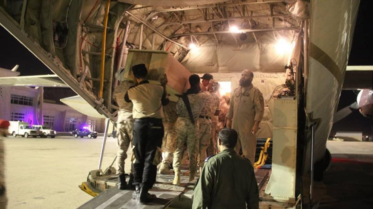طائرة عسكرية تنقل جثامين عقيد وجنود سعوديين استشهدوا في حضرموت باليمن (صور)