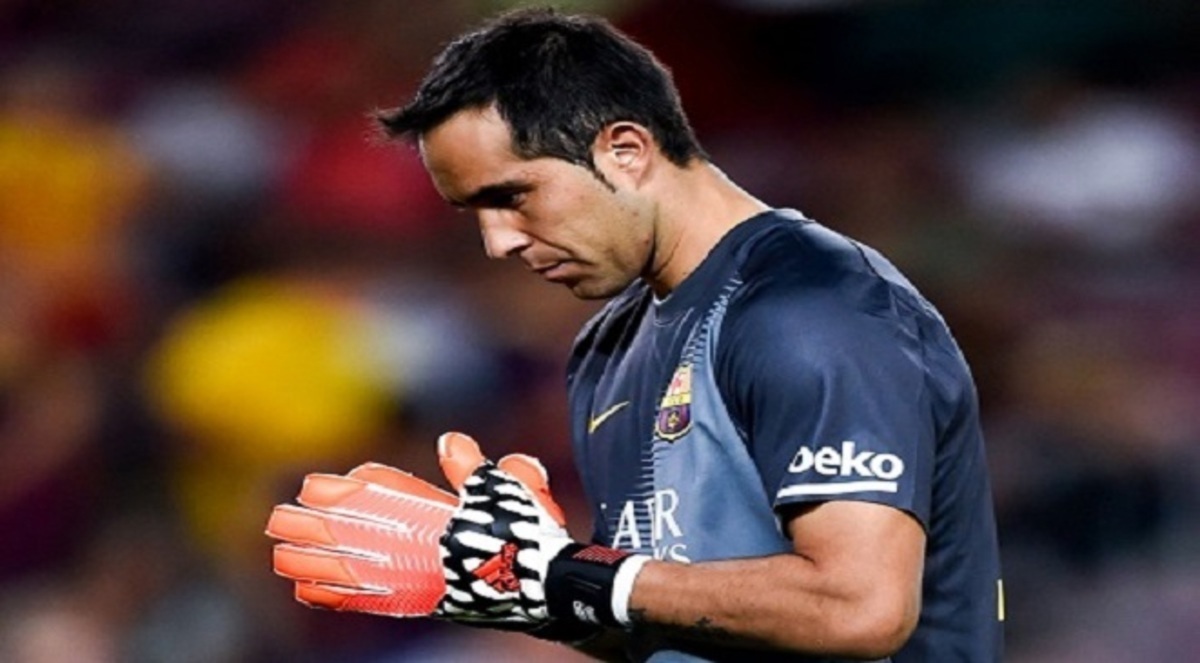 حارس برشلونة برافو يطالب بحصته من صفقة انتقاله