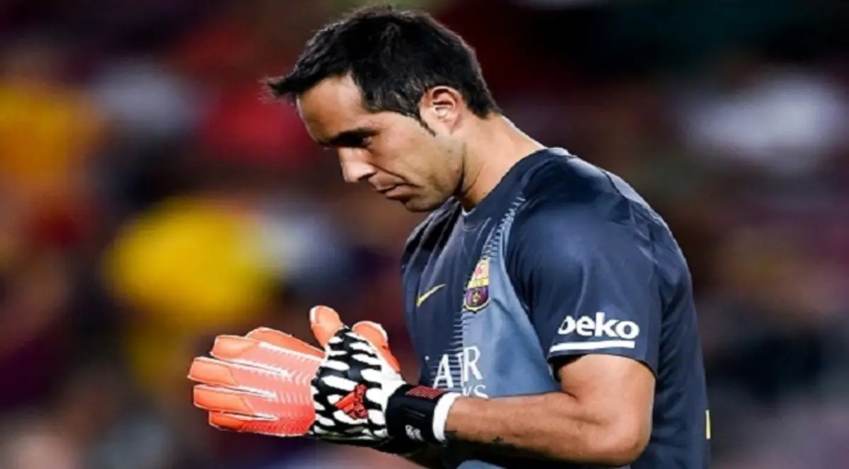 حارس برشلونة برافو يطالب بحصته من صفقة انتقاله