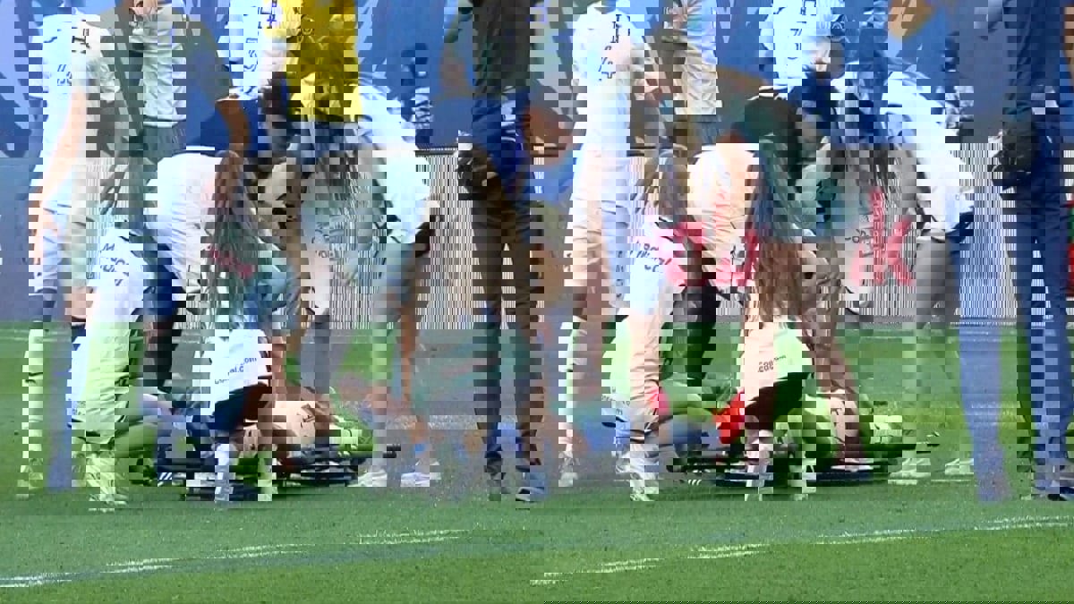 طاقم إسعاف نسائي بملابس قصيرة في مباراة منتخب أمريكا ضد الهندوراس (فيديو)