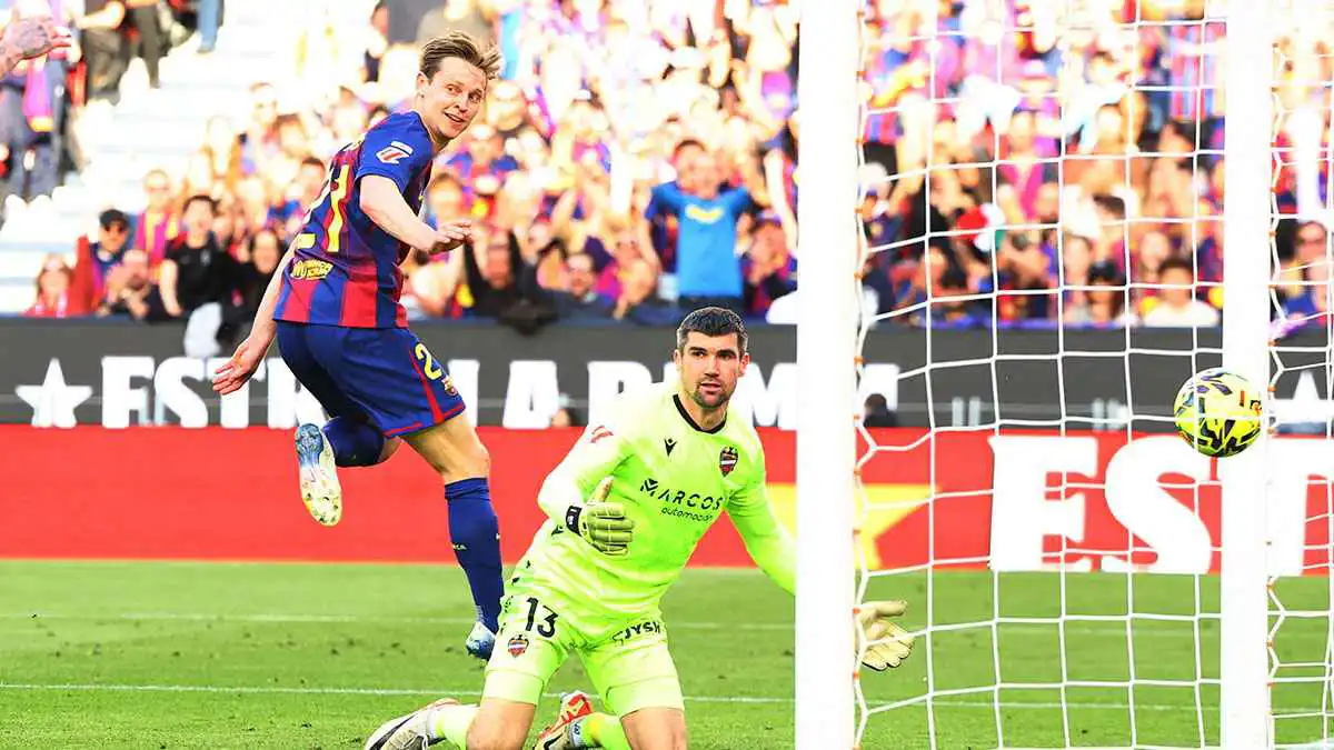 فليك يختار بديل فرينكي دي يونغ خلال إصابته