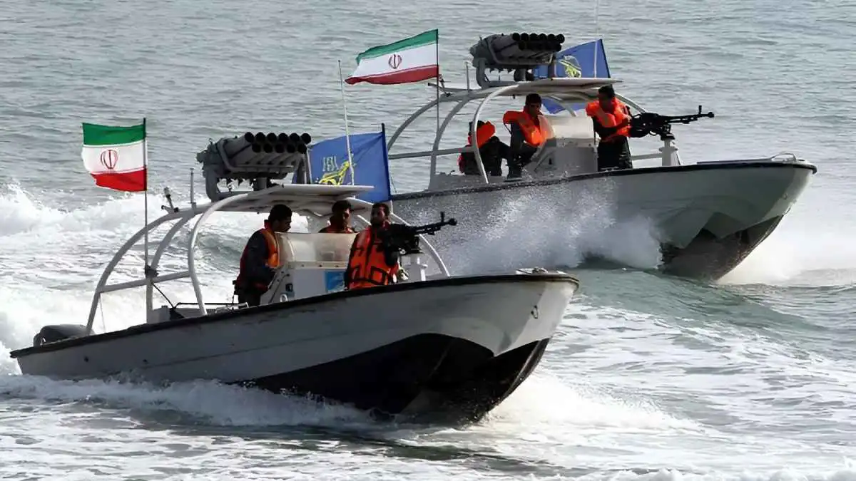 "الحرس الثوري" الإيراني يحدد مسارات بديلة تجنب السفن "ألغام هرمز"