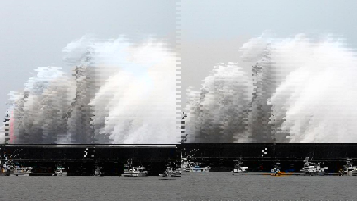 الأعنف منذ 60 عامًا.. اليابان تترقب إعصار "هاجيبيس" (فيديو وصور)