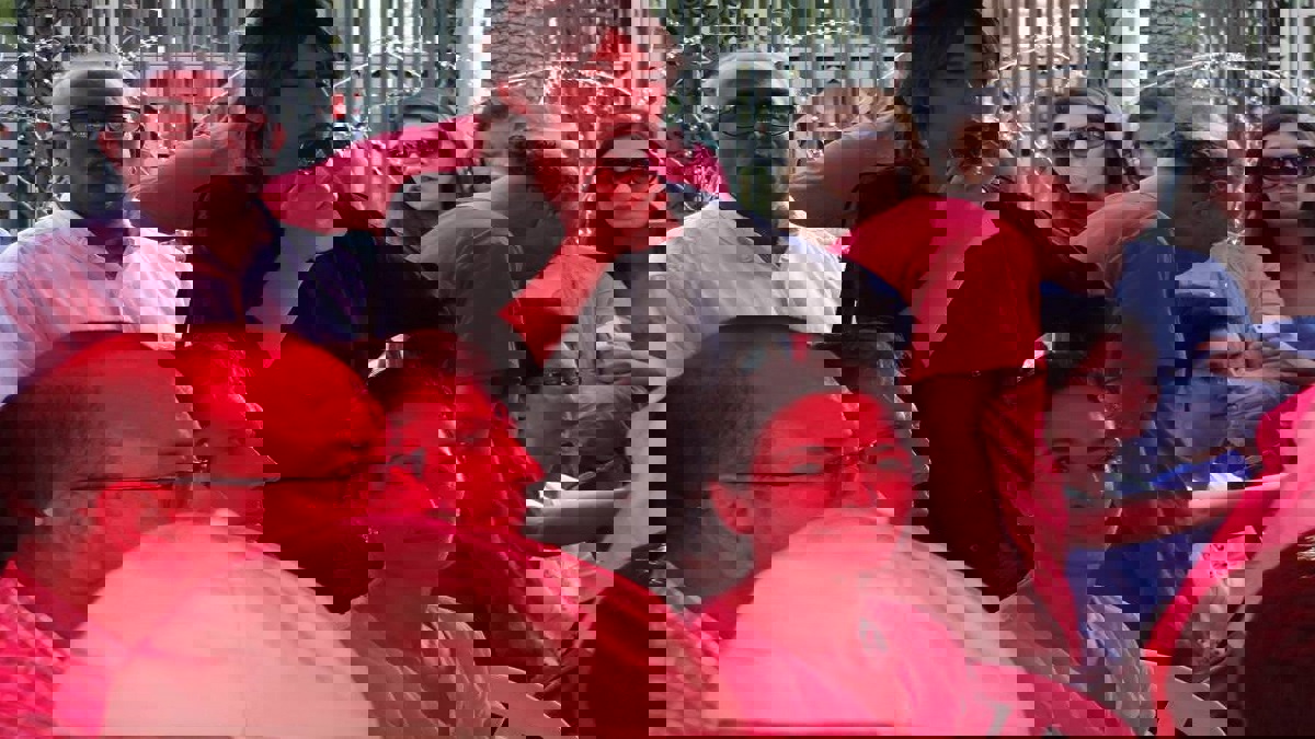 حسناء في حملة المرشح عبدالكريم الزبيدي تشغل التونسيّين (فيديو وصور)