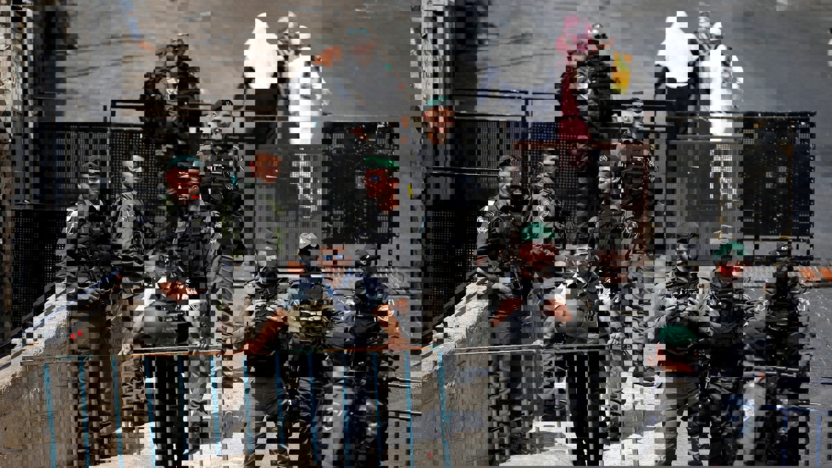 الشرطة الإسرائيلية تقتحم المسجد الأقصى بعد صلاة الفجر وتعتقل 13 فلسطينيا