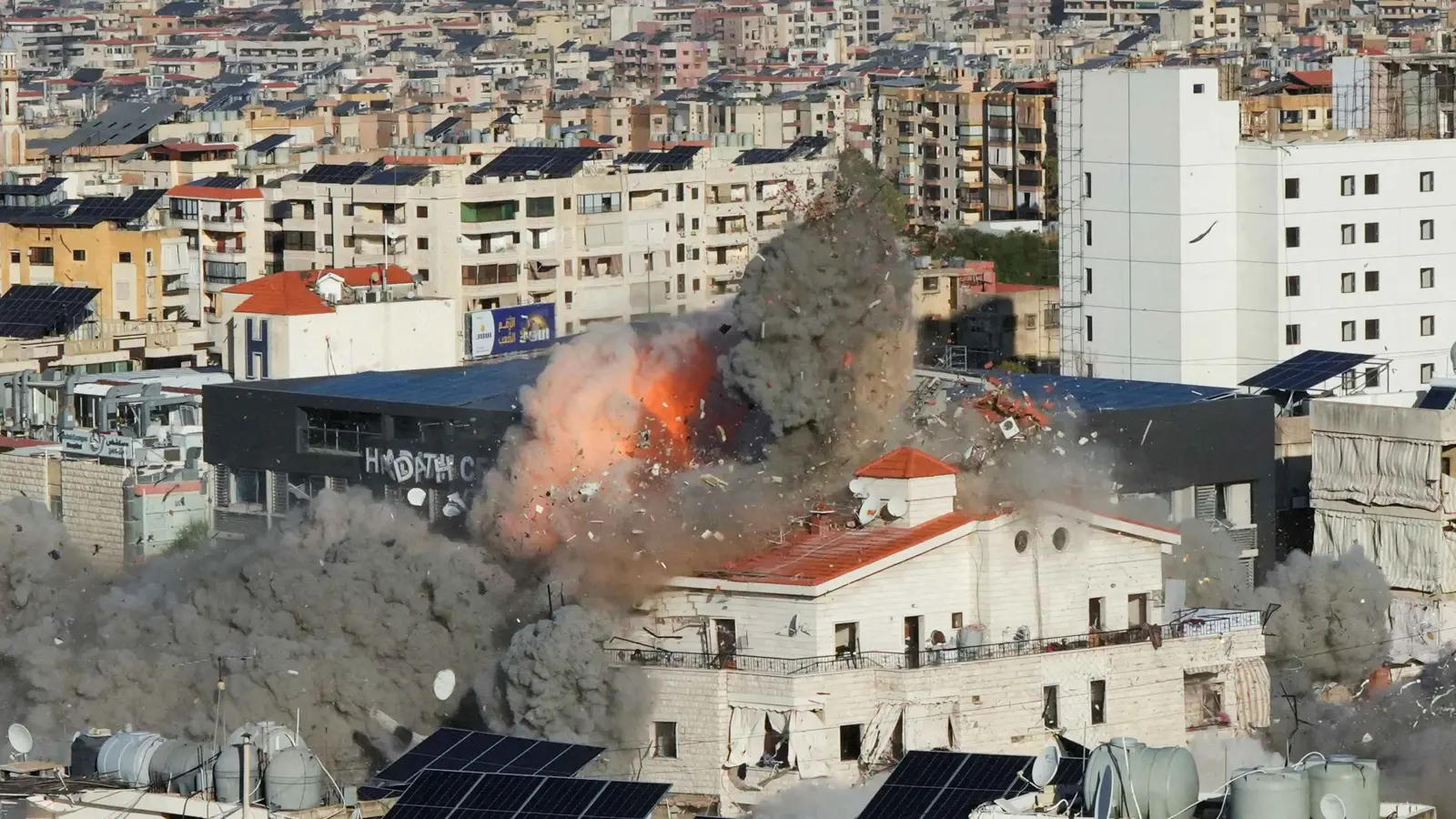 لبنان.. تدمير برج قرب كنيسة وقصف فوسفوري على الناقورة (فيديو)