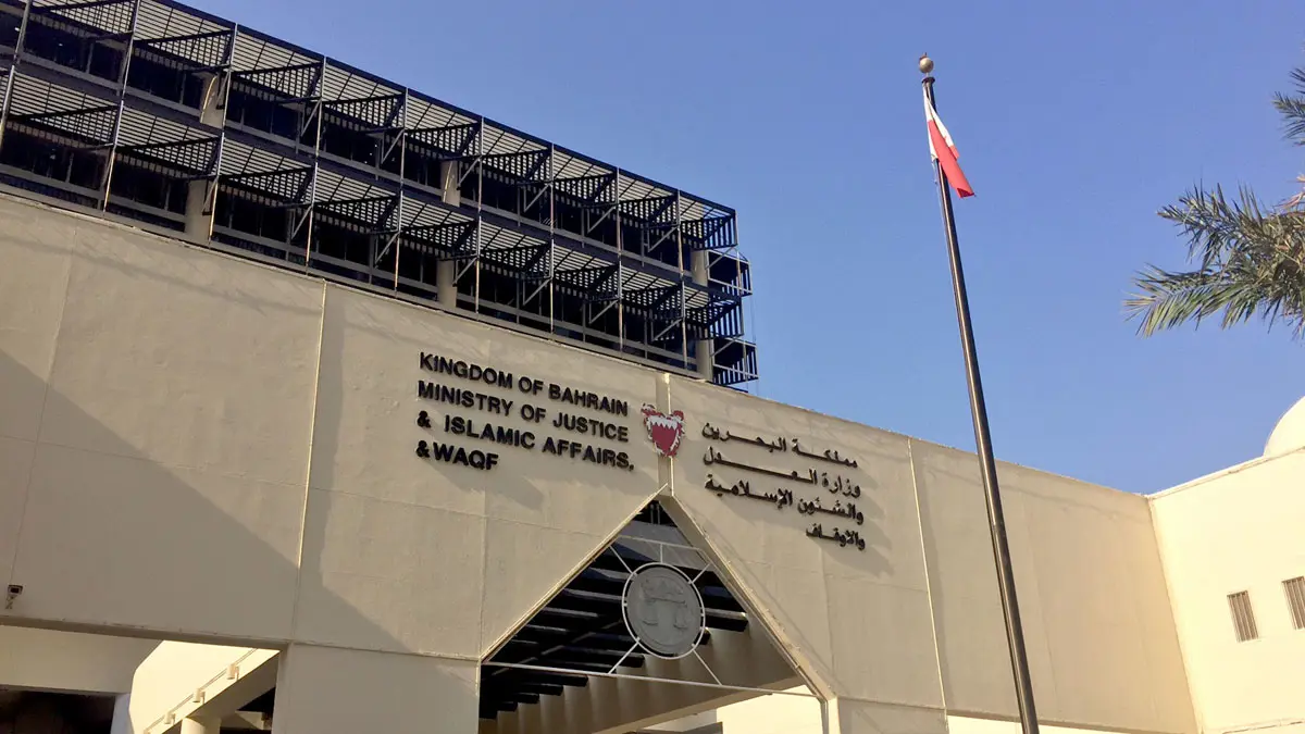 هرّبا مطلوبًا من البحرين.. فسجنا بدلًا عنه وفارق هو الحياة