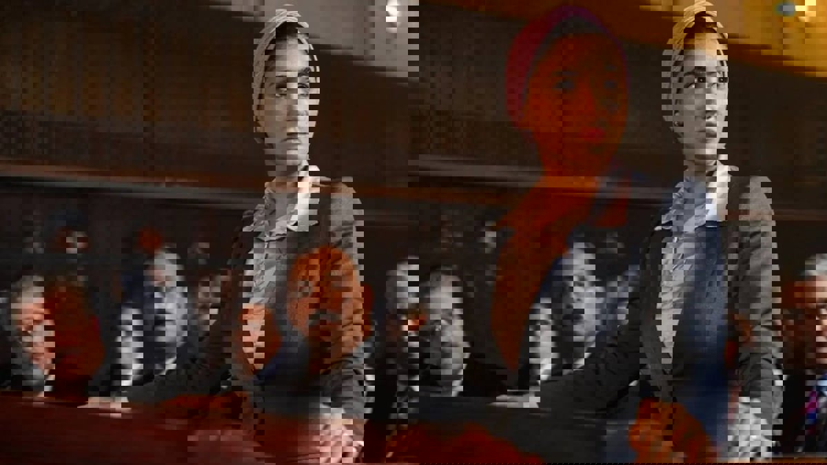 بعيدًا عن الأناقة.. مي عمر تراهن على الموهبة في "نعمة الأفوكاتو"