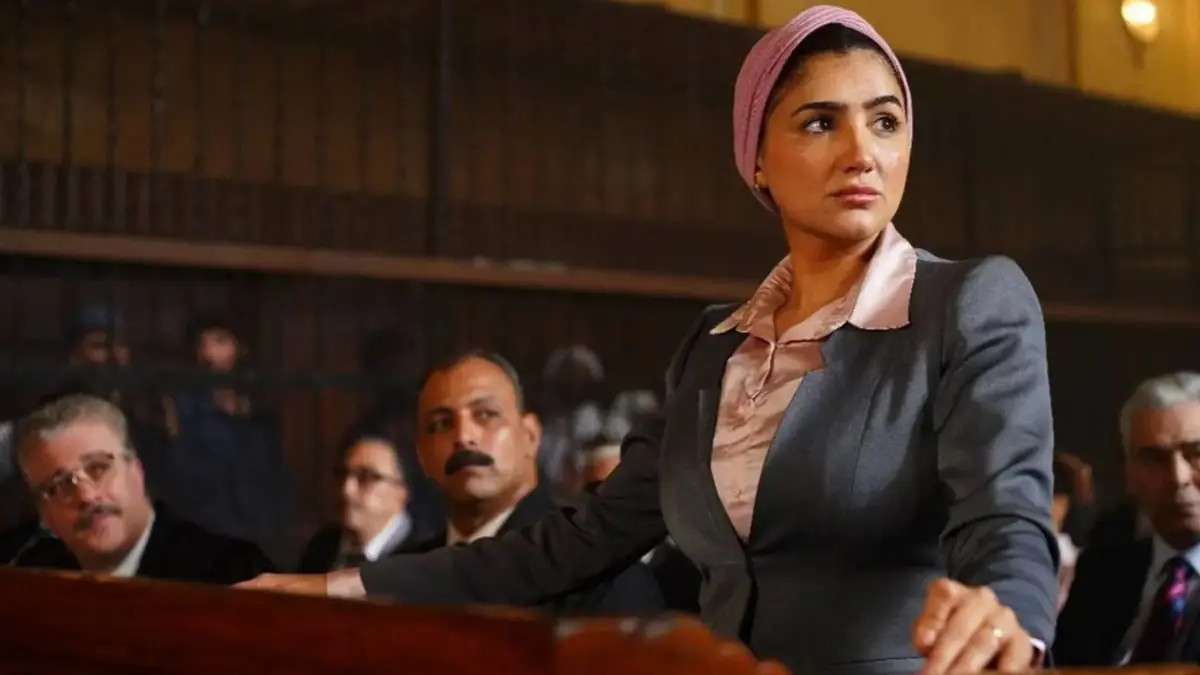 بعيدًا عن الأناقة.. مي عمر تراهن على الموهبة في "نعمة الأفوكاتو"