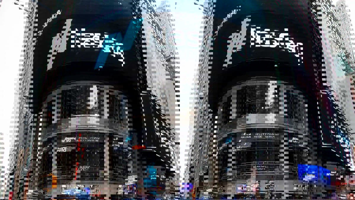 "ستاندرد آند بورز" و"ناسداك" يرتفعان بفعل بيانات تباطؤ الاقتصاد الأمريكي