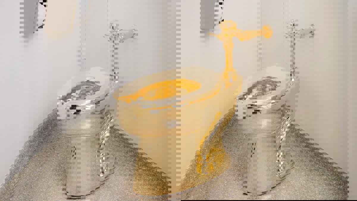 اتهام 4 رجال بسرقة مرحاض ذهبي بقيمة 5.9 مليون دولار