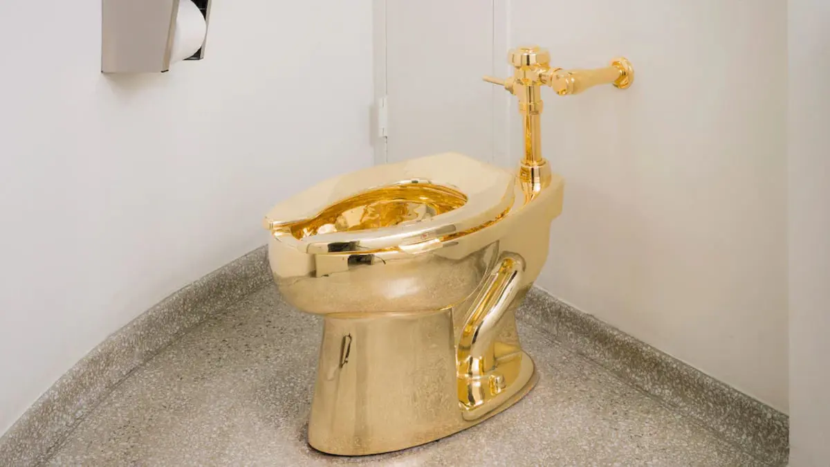 اتهام 4 رجال بسرقة مرحاض ذهبي بقيمة 5.9 مليون دولار