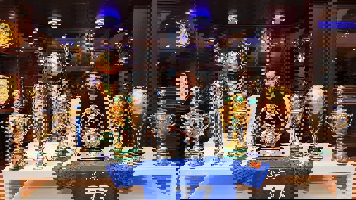 رسميًا.. الهلال يعلن رحيل عمر خربين ويجدد عقد ياسر الشهراني