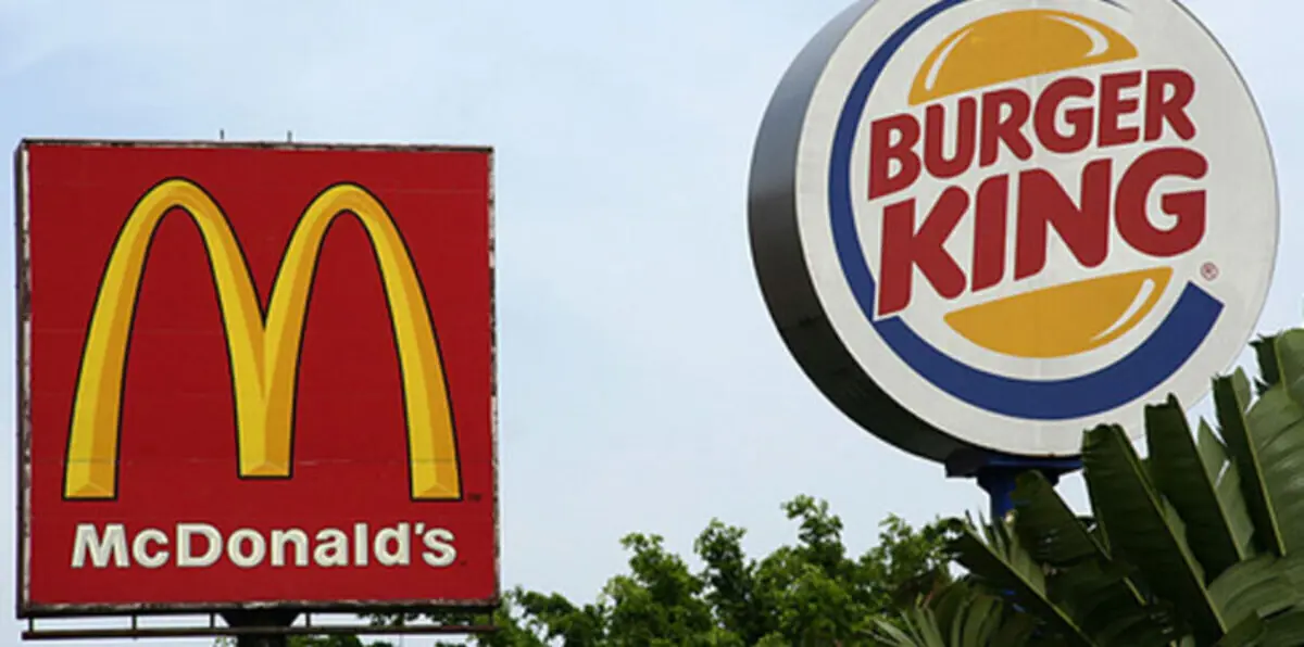 بالفيديو والصور.. "برغر كينغ" يتنكر في شبح "ماكدونالدز" في هالوين