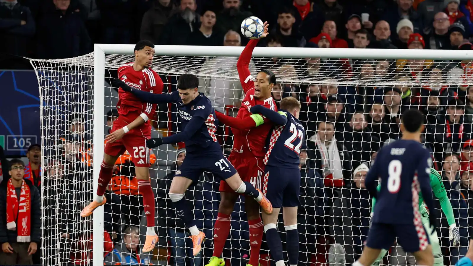 لمسة اليد على فان دايك