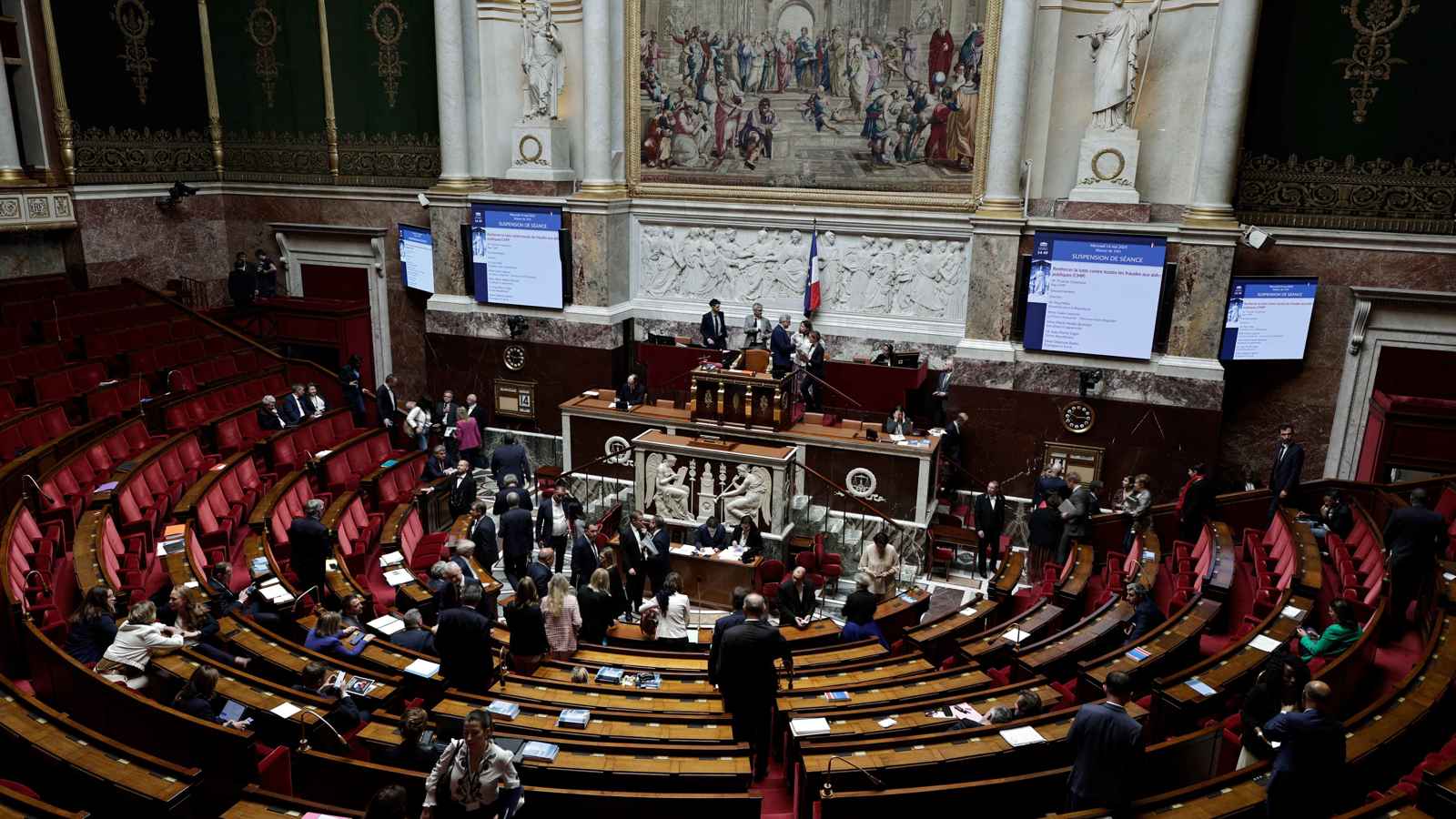 الاشتراكيون على "صفيح ساخن".. سباق محتدم على زعامة الحزب الفرنسي