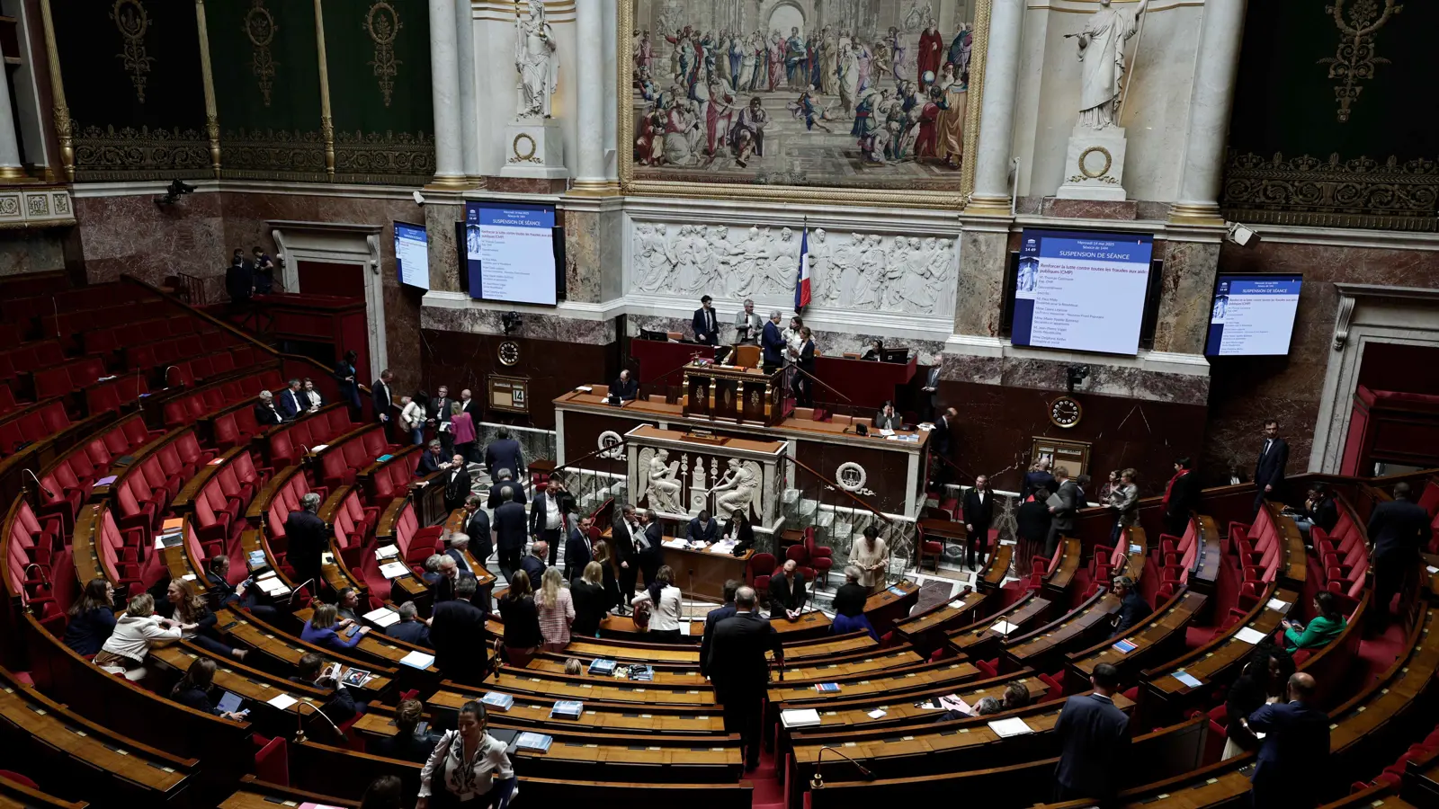 الاشتراكيون على "صفيح ساخن".. سباق محتدم على زعامة الحزب الفرنسي